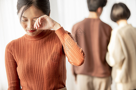 伤心抹眼泪的青年女子图片