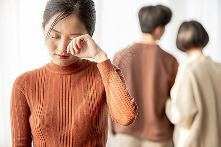 伤心抹眼泪的青年女子图片