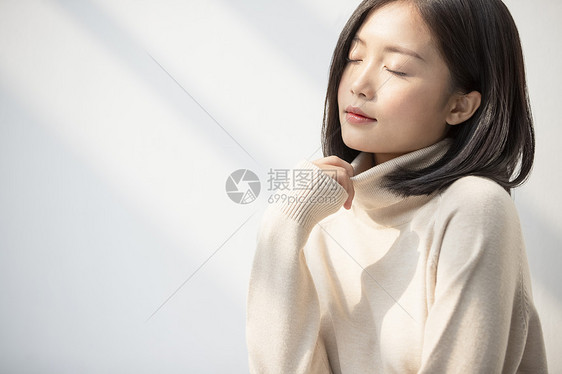 二十几岁化妆品一人放松与阳光的年轻女子的画像图片