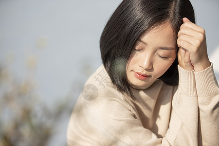 毛衣女人太阳光阳光和年轻女子的自然肖像图片