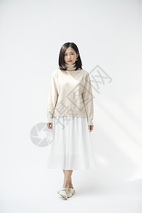 通体明亮生机勃勃休闲全身肖像的年轻女子图片素材