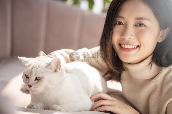 休假养宠物好朋友和猫一起生活的年轻女子图片