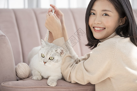 模特儿日光家和猫一起生活的年轻女子图片