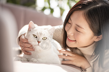 假期上半身一只猫和猫一起生活的年轻女子图片