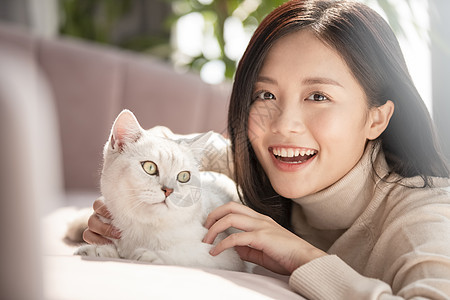 单人女人胸像和猫一起生活的年轻女子图片