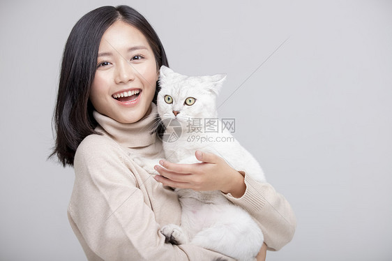 青年女子抱着宠物猫咪图片