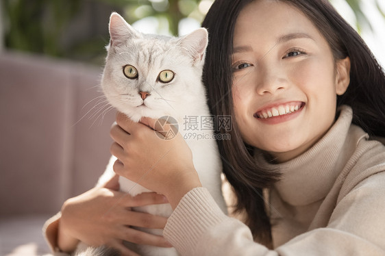 青年女子与猫咪互动图片