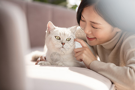 青年女子抚摸猫咪图片