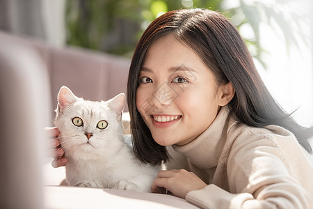 青年女子和宠物猫咪相伴图片