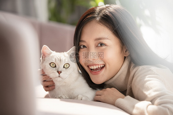 青年女子和宠物猫咪相伴图片