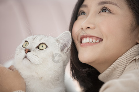 青年女子和宠物猫咪相伴图片