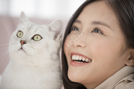 青年女子和宠物猫咪相伴图片