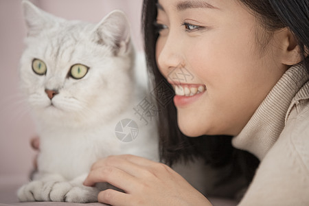 青年女子和宠物猫咪相伴图片