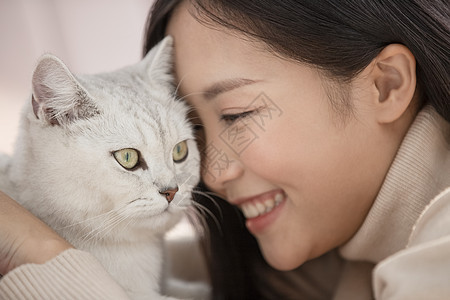 青年女子和宠物猫咪相伴图片