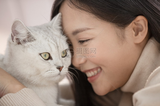 青年女子和宠物猫咪相伴图片