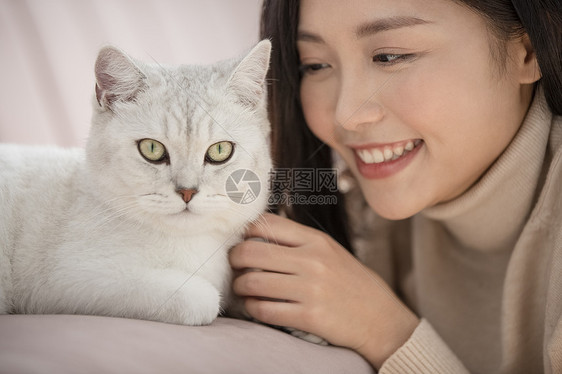 青年女子和宠物猫咪相伴图片