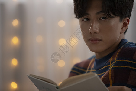 亚洲人卧室休假在他的房间里读书的年轻人图片
