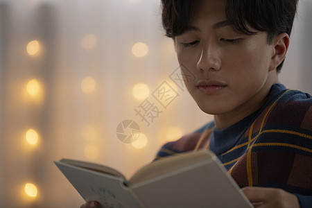 一人1人大学生在他的房间里读书的年轻人图片