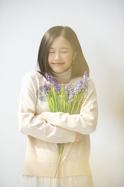 模型可爱泛亚洲手捧花的年轻女子的画像图片