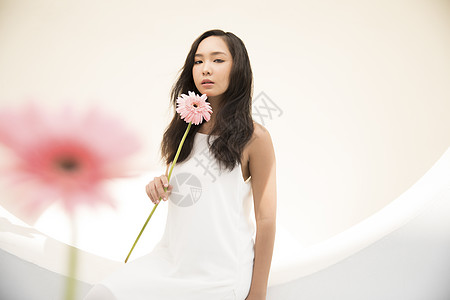 拿花少女背景 拿花少女摄影图片 拿花少女壁纸 摄图网