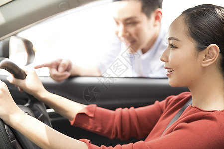 一名女子在驾驶学车图片