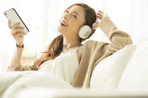 年轻女人开心听音乐图片