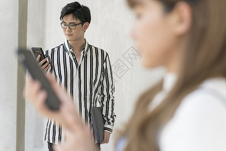 在户外看智能手机的青年男女图片