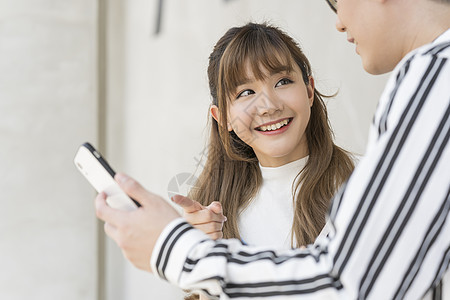 阳光会议商务人士年轻的男人和女人在户外的智能手机图片