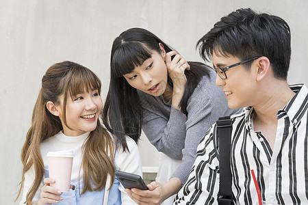 在户外交谈的青年男女图片