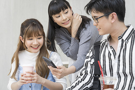 在户外交谈的男女青年图片