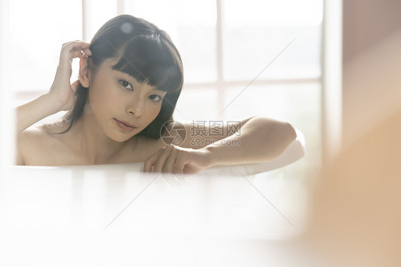 在浴缸里沐浴的美女图片