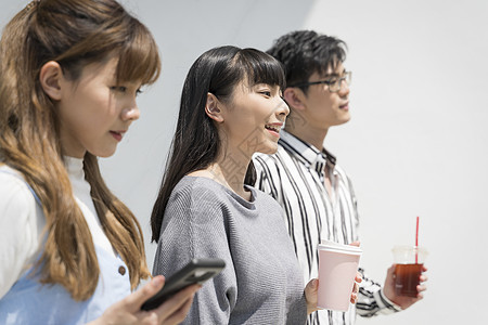 在户外交谈喝饮料的年轻人图片