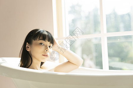 在浴缸里沐浴的美女图片