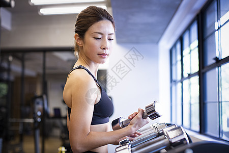 在健身房锻炼的都市男女图片