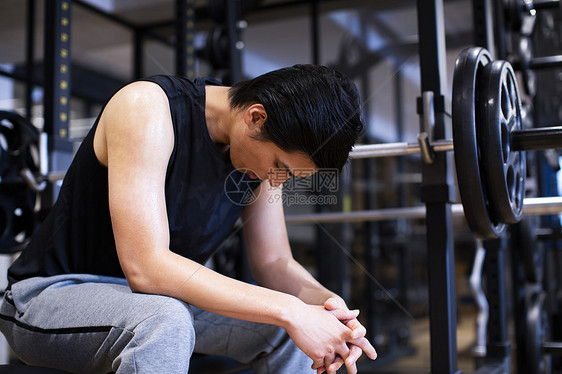 在健身房锻炼的人图片