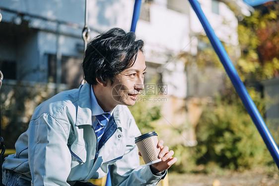 公园里喝咖啡的成年男子图片