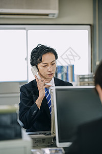 办公室接听电话的男性图片