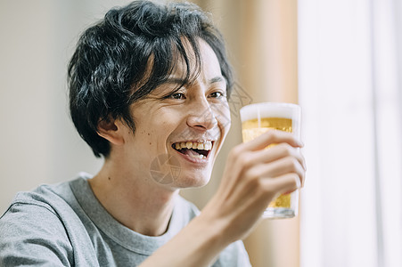 居家喝啤酒放松的成年男子图片