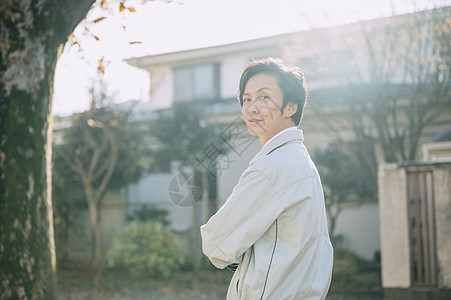 商务单人帅在公园里的商人图片