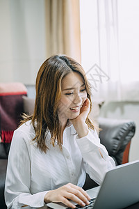 用电脑办公的女人图片