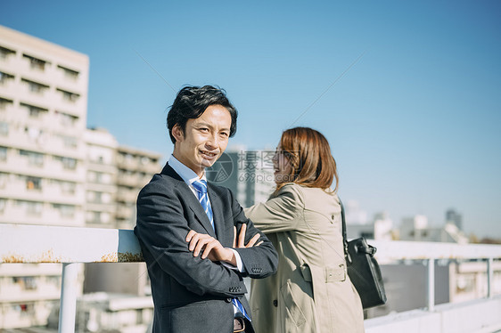 商务青年室外聊天图片