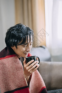 居家喝咖啡的成年男子图片