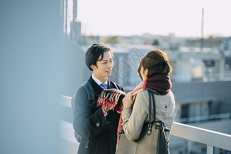 青年夫妇在天桥上聊天图片