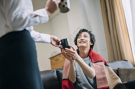 接过朋友递过来的水杯图片