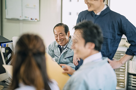 办公室内的工程技术人员图片