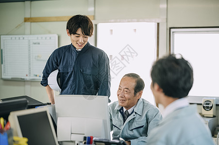 办公室的工作的蓝领工人图片