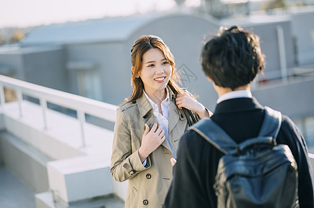 爱开心商业夫妇在屋顶上图片