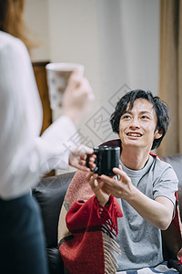 放松的亲密女生一对夫妇在房间里放松图片