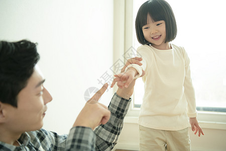 年轻爸爸和女儿玩耍图片