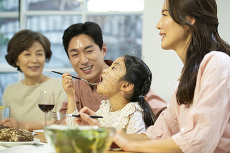 年家庭聚餐的一家人图片